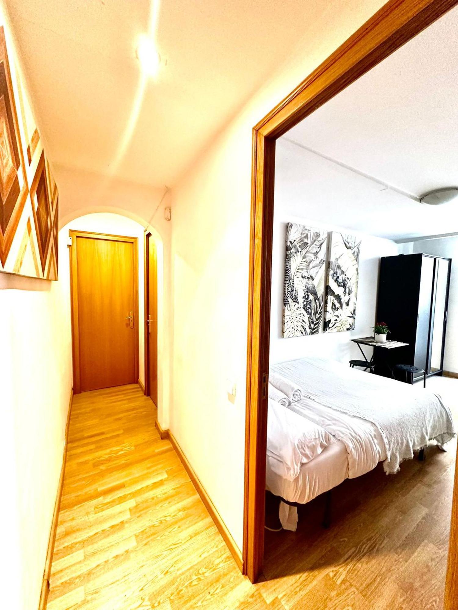 Private Rooms In City Center Barcellona Esterno foto