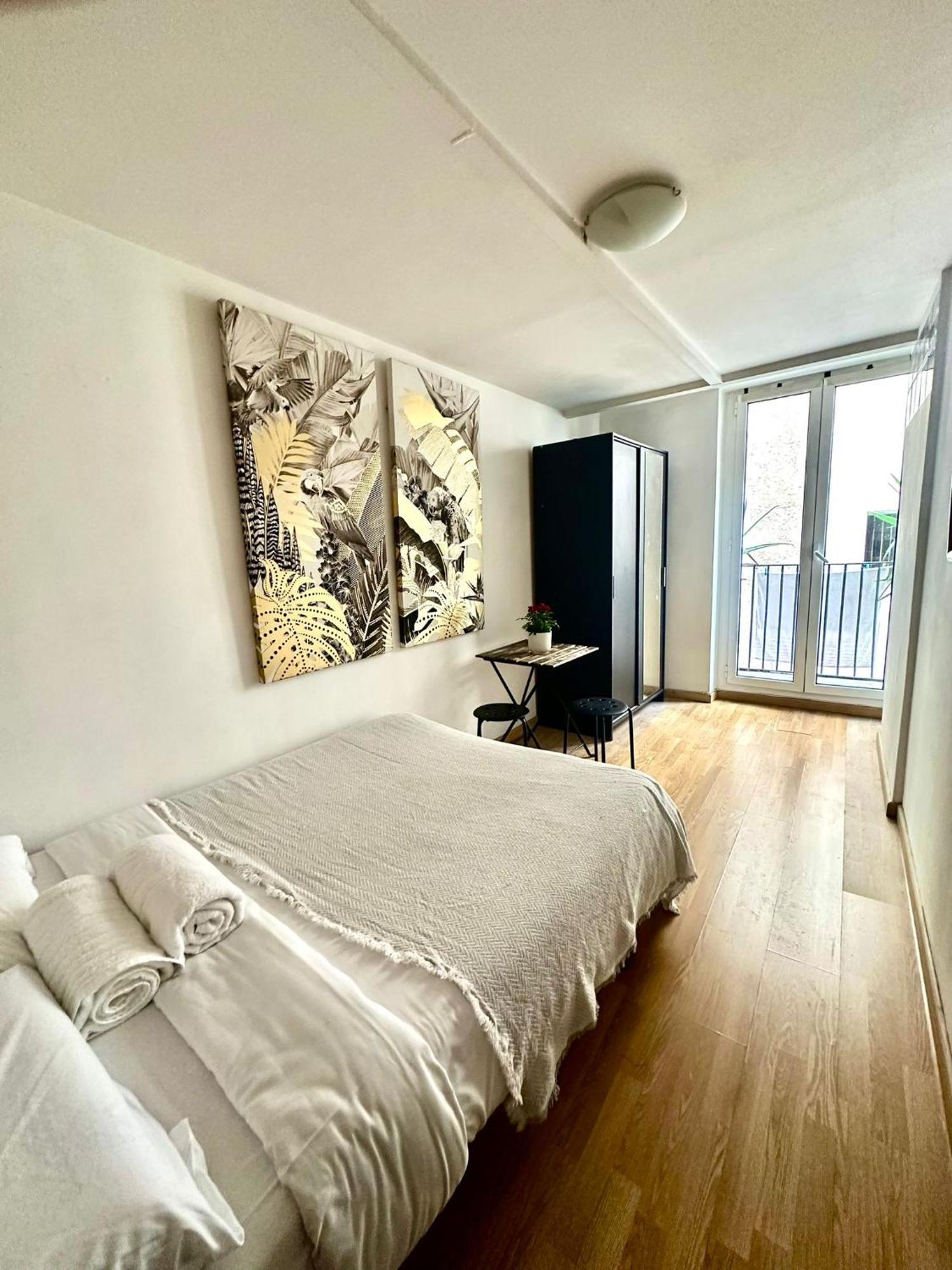 Private Rooms In City Center Barcellona Esterno foto